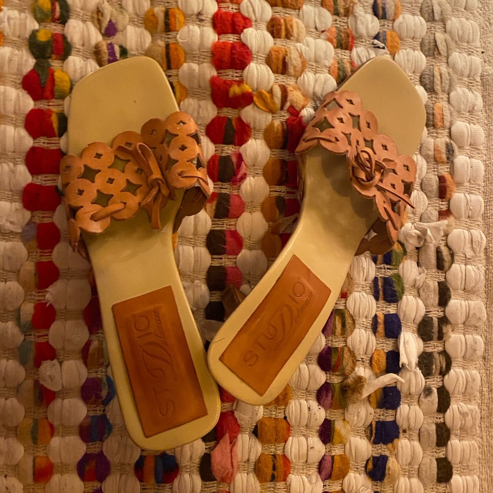 Leather detailed heels!